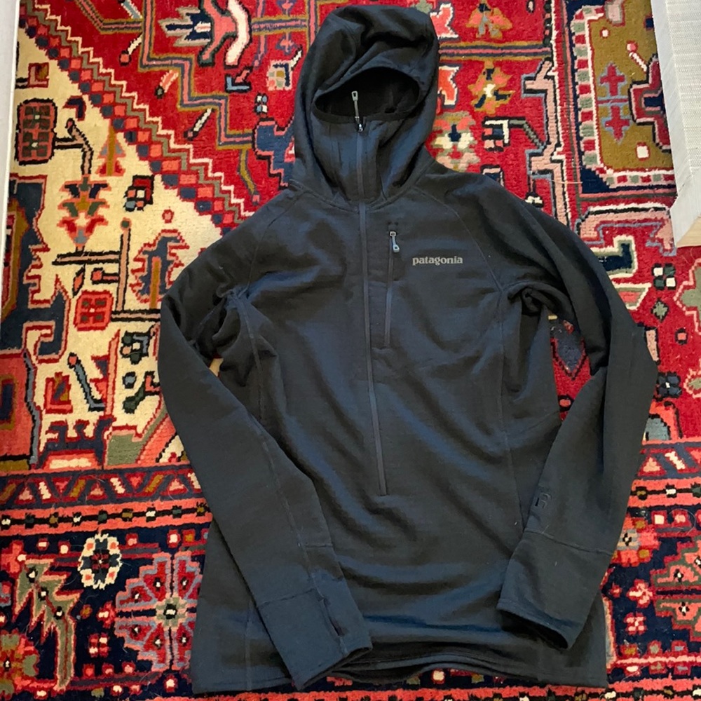 Patagonia, R1 pullover hoody, size small, black